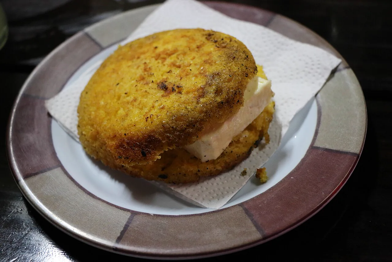 Imagen de referencia de una arepa venezolana.